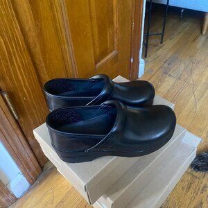 Dansko Black Clogs size 7.5-8 narrow *LIKE NEW used 1-2x*